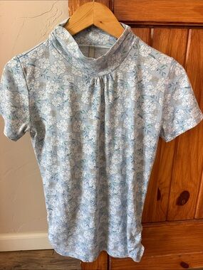 VER Floral Mock Neck Short Sleeve Top | Blue White Pleated Blouse L
